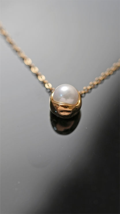 Gleaming Pearl Necklace